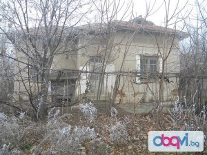 Къщата се намира в едно от най-живописните места на Плевенски окръг