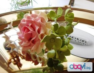 Сладка захарна декорация от „НОВА Кетъринг”, цветя от фондан – стилен подарък за гостите Ви!